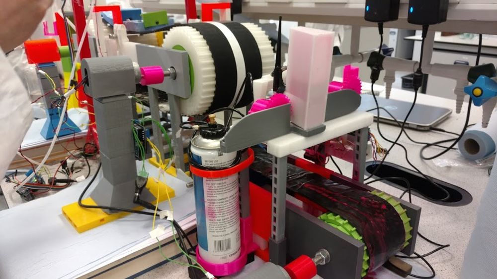 3D printed painting machine with airspray attached